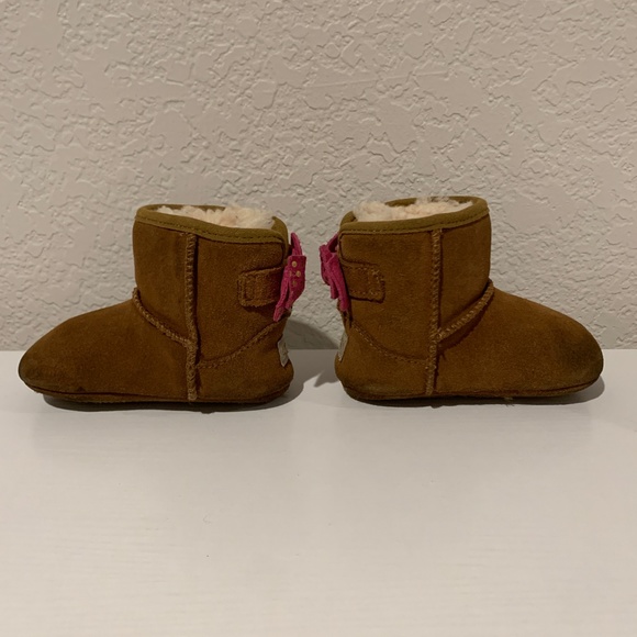 UGG Jesse Bow Boots 4/5 with box - Picture 5 of 8